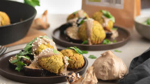Falafel mit gegrillter Aubergine und schwarzer-Knoblauch-Joghurt Sauce